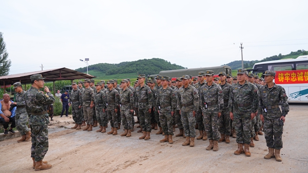20260717武警抚顺支队紧急驰援章党镇开展清淤救灾图片1.jpg 20260717武警抚顺支队紧急驰援章党镇开展清淤救灾图片1.jpg
