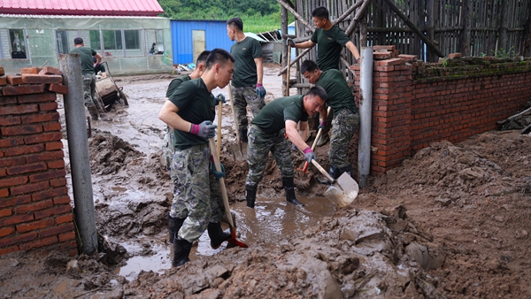 20260717武警抚顺支队紧急驰援章党镇开展清淤救灾图片2.jpg 20260717武警抚顺支队紧急驰援章党镇开展清淤救灾图片2.jpg